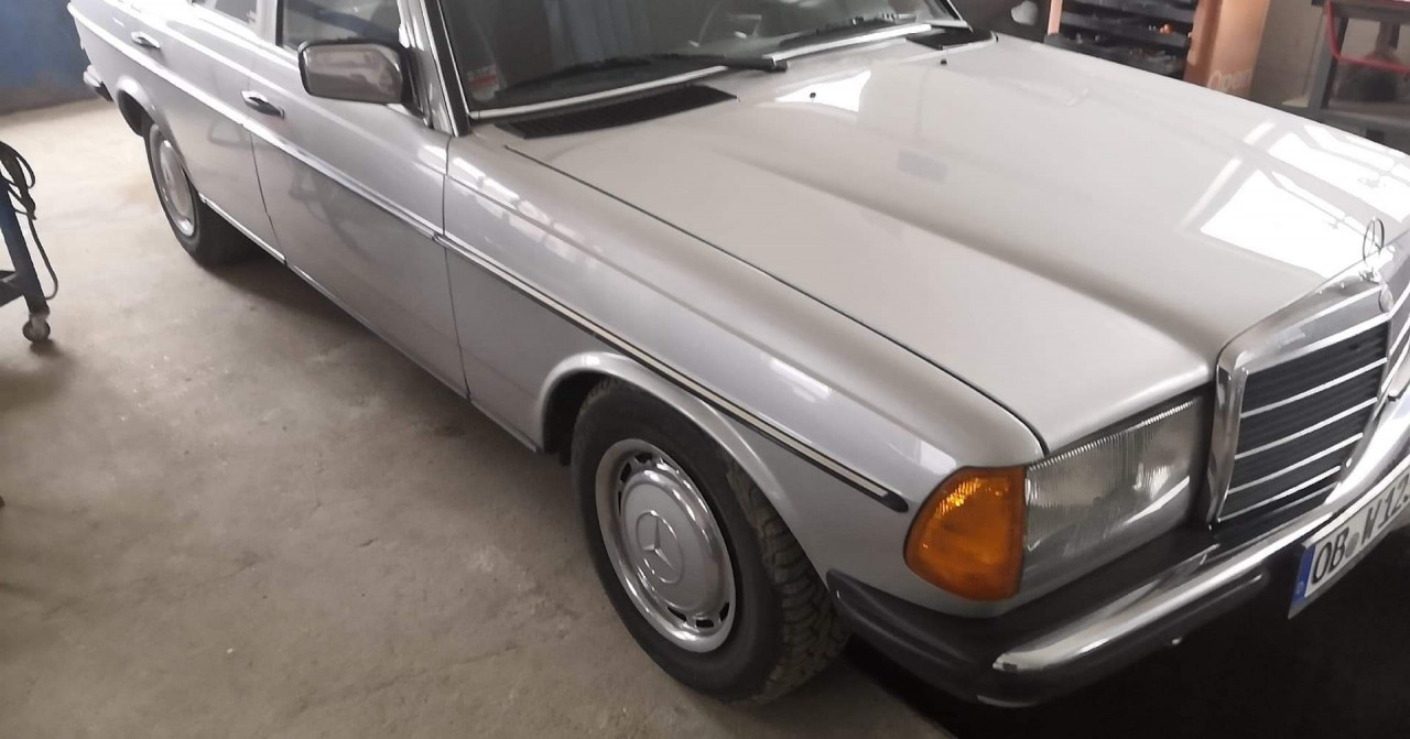 Mercedes W123. 230 E 1980god